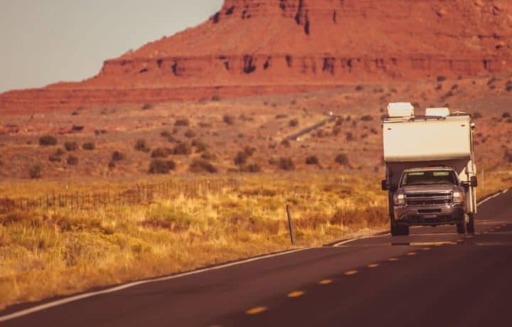 Camión Camper Conduciendo Por Carretera Del Desierto De Arizona