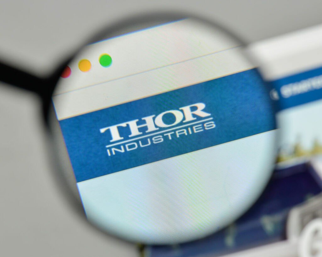 Una lupa sobre un sitio web que muestra Thor Industries ampliada