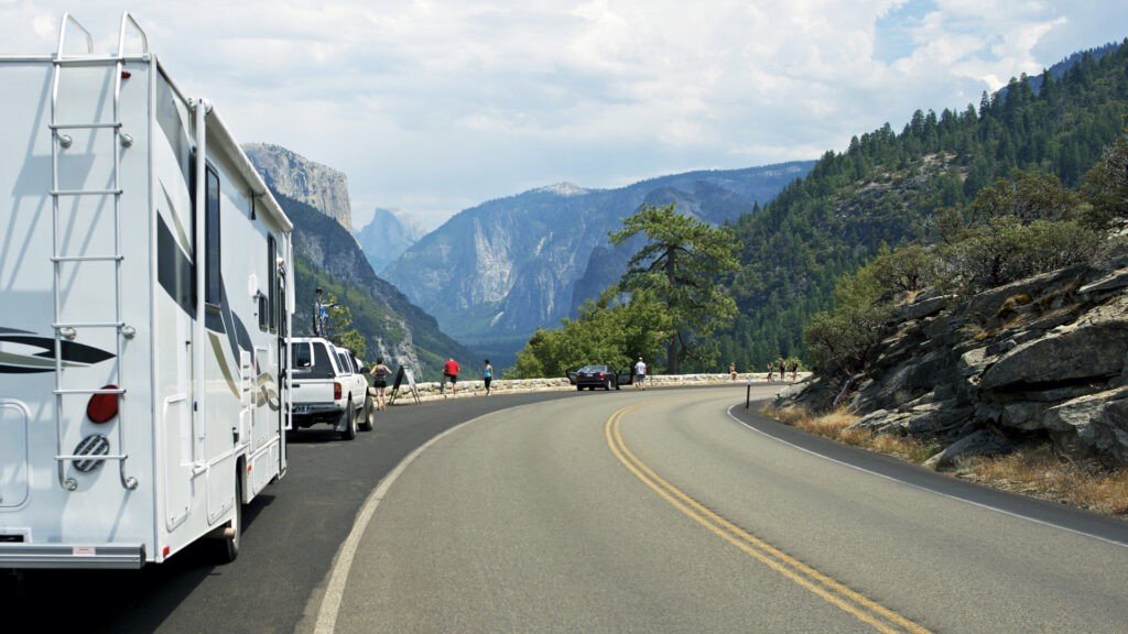 Se recoge un vehículo recreativo de la pintoresca escena del valle de Yosemite.