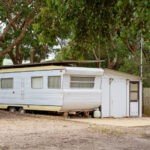 Una caravana que se encuentra en un terreno privado se utiliza como espacio habitable para el propietario.