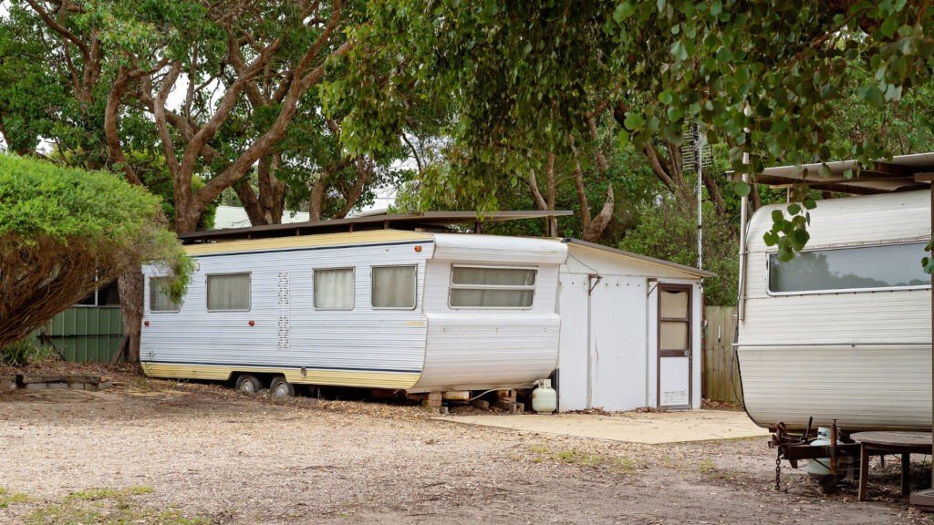 Una caravana que se encuentra en un terreno privado se utiliza como espacio habitable para el propietario.