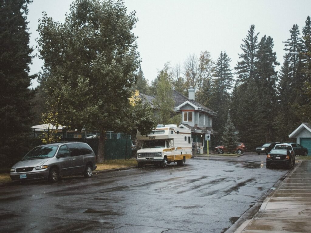 Un RV estacionado a lo largo de una calle del vecindario.