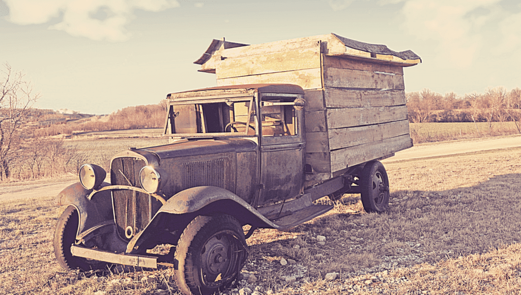 Un vehículo recreativo antiguo