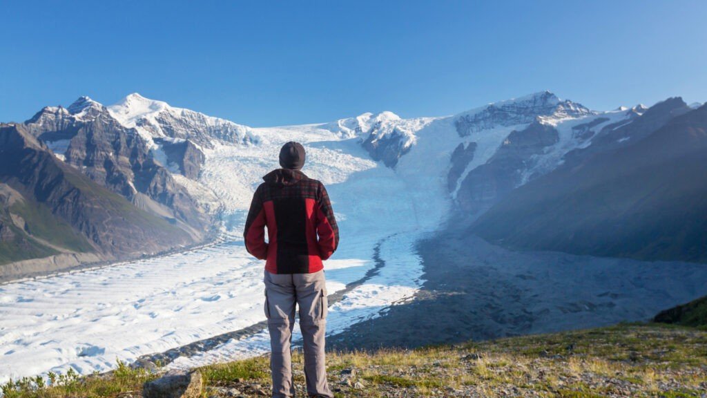 Hombre de pie en el fondo de un glaciar en Wrangel-St.  Parque Nacional Elías