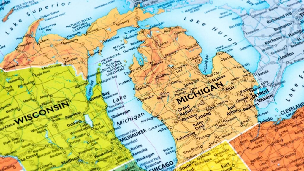 Un mapa de Michigan que muestra las penínsulas superior e inferior y las principales ciudades