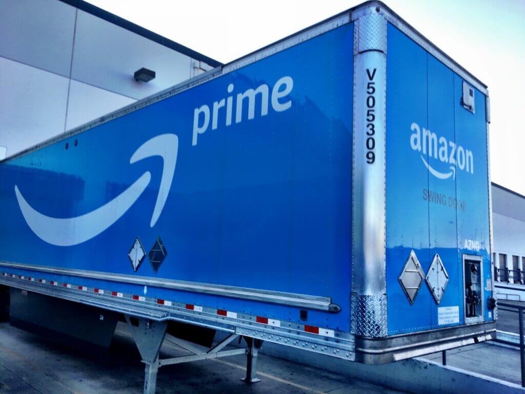 Camioneta azul con Amazon Prime escrito en el costado