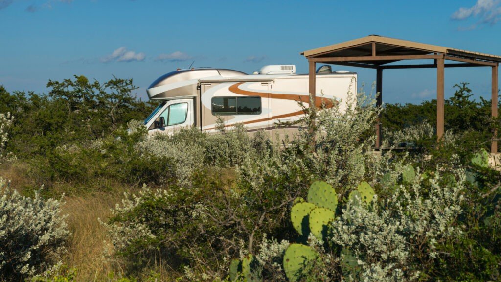 Vista de un RV estacionado en uno de los resorts de RV en Texas
