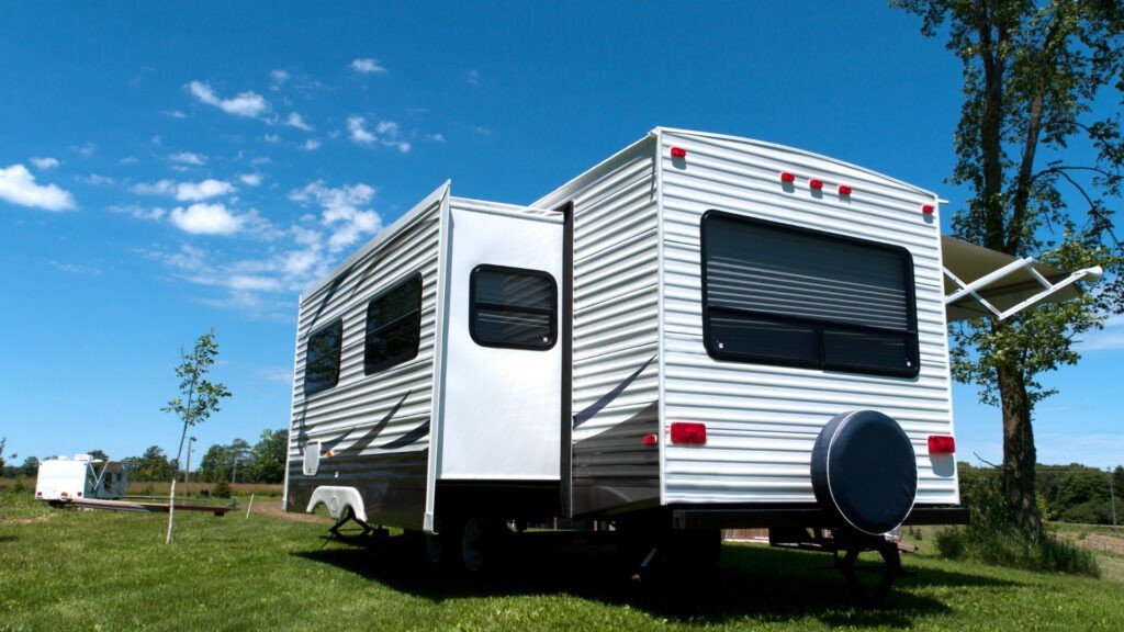 Vista de una autocaravana con tobogán Schwintek