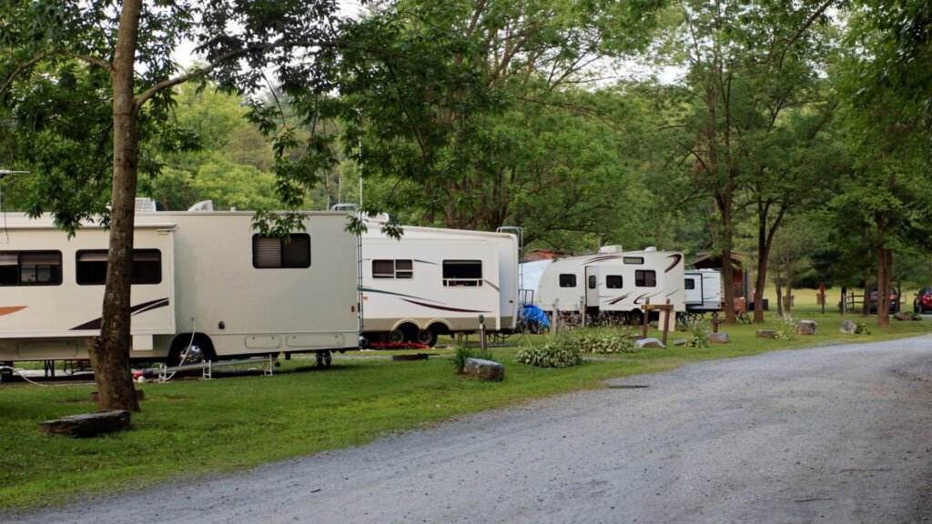 Campistas estacionados en una parcela para autocaravanas en un parque de autocaravanas