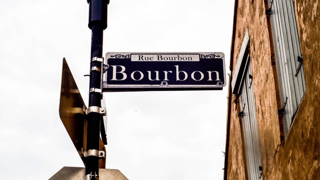 Cerca del letrero de la calle bourbon en nueva orleans, louisiana