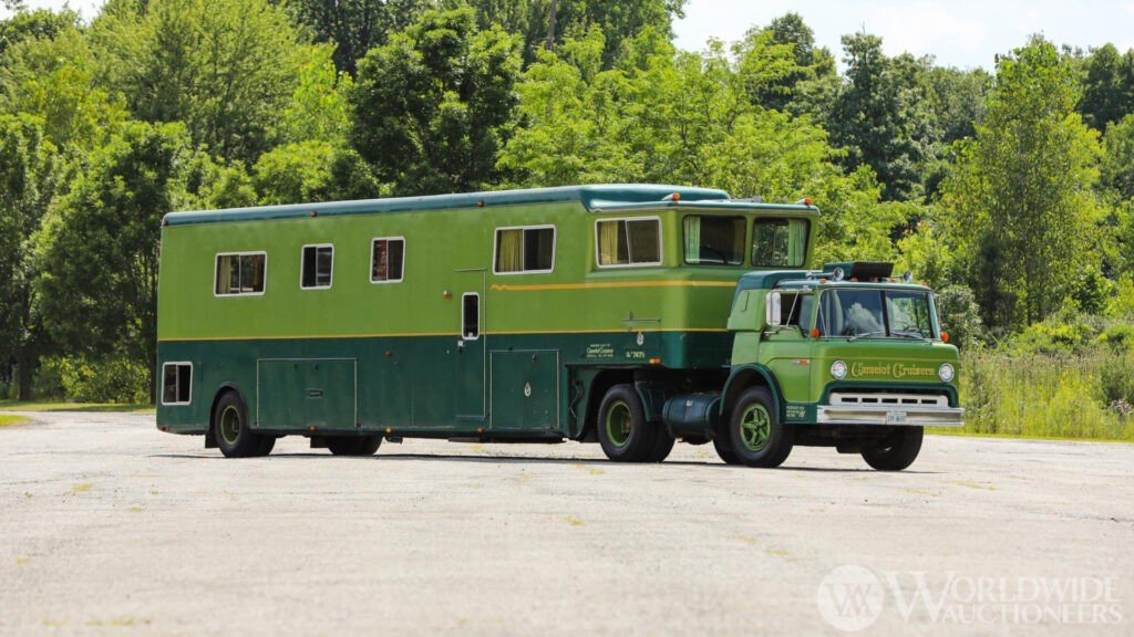 Un crucero camelot verde estaba estacionado afuera