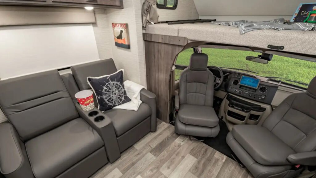 El asiento delantero y el loft de una Winnebago Minnie