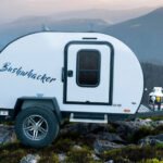 Una autocaravana Bushwhacker estacionada afuera