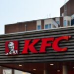 Un letrero de KFC, una cadena de comida rápida, una mujer no pudo conducir su RV a través del drive-thru