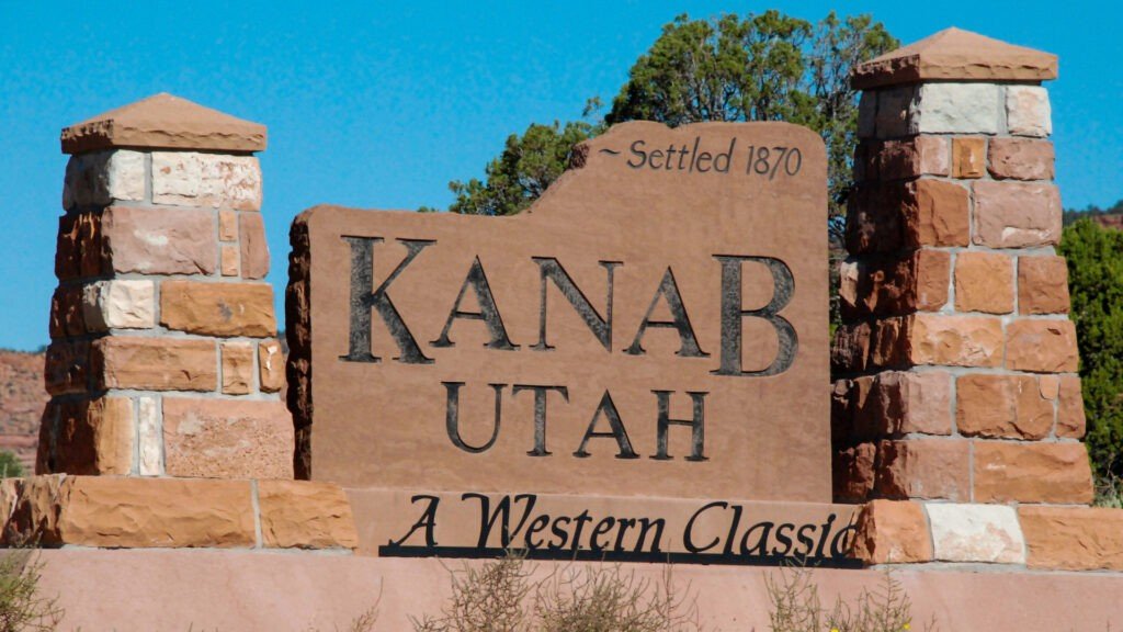 Un letrero que ingresa a Kanab Utah cerca del vientre del dragón