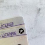 Primer plano de dos licencias de conducir para conducir un carrito de golf