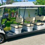 Un carrito de golf con 6 asientos.