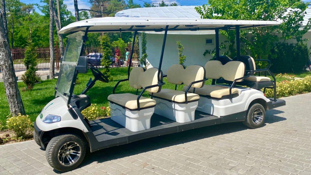 Un carrito de golf con 6 asientos.
