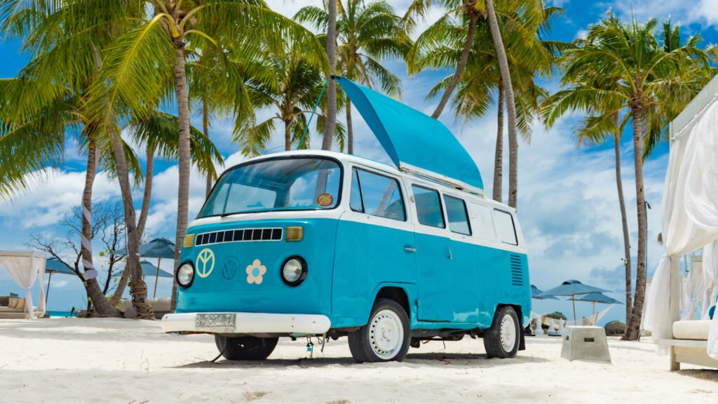 Una caravana vintage en la playa
