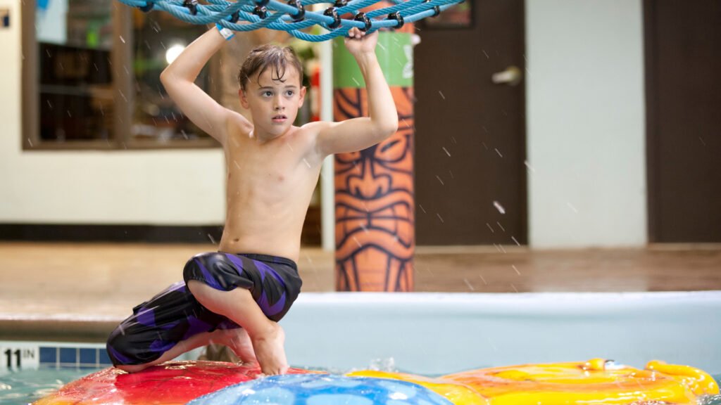 Un niño jugando en un parque acuático cubierto en Texas