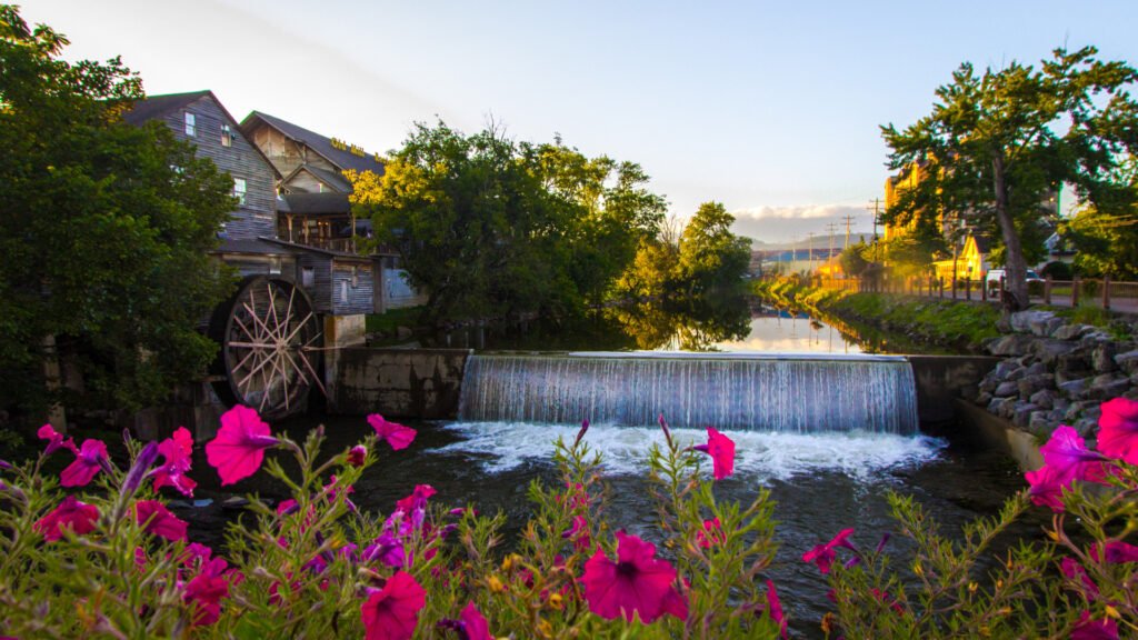 Vista de un río en Pigeon Forge desde un campamento