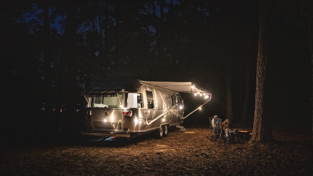 Una caravana Airstream estaba estacionada afuera en el bosque