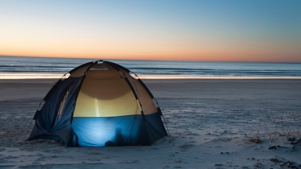 Arma una carpa en la playa con estos consejos para mantenerte fresco mientras acampas en verano