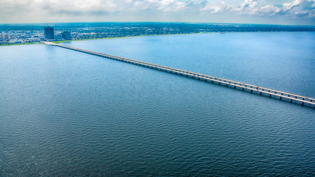 Vista de Lake Pontchartrain Causeway, el puente más largo de EE. UU.