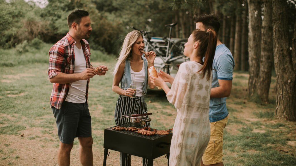 Un grupo de amigos celebra el Día Nacional de la Barbacoa al aire libre