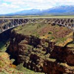 Vista del puente de la garganta del rio grande